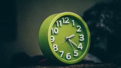 圆形绿色时钟
